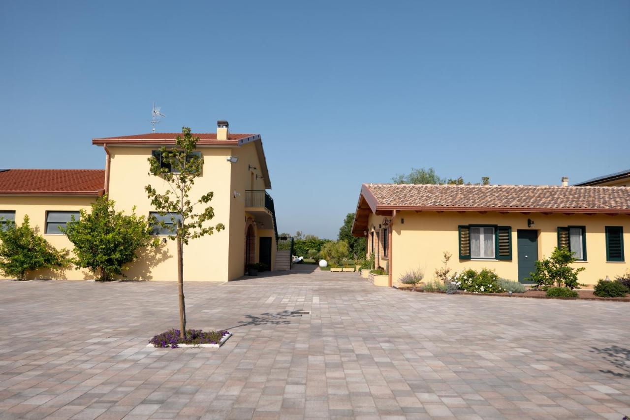 Agriturismo Casa Chiara Latina Bagian luar foto