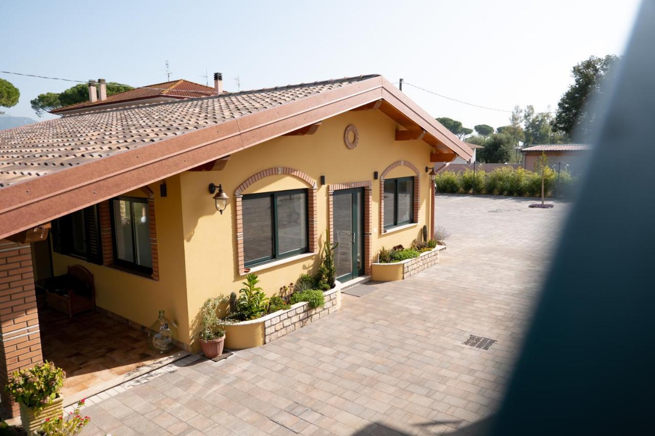 Agriturismo Casa Chiara Latina Bagian luar foto