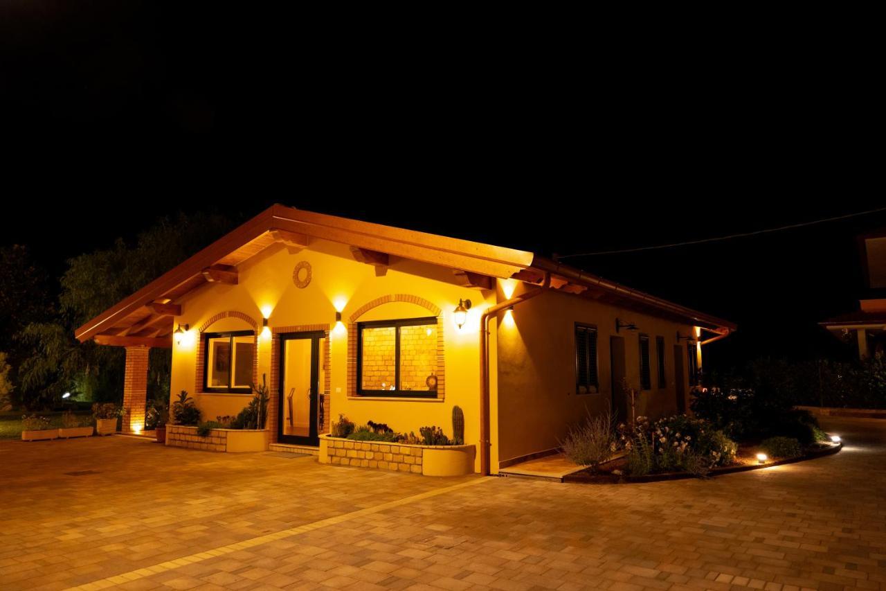 Agriturismo Casa Chiara Latina Bagian luar foto
